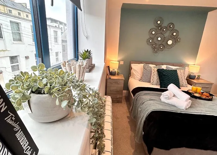 Sea Views - Harbour View, Torquay Central Location