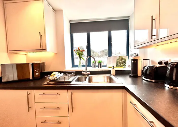 Sea Views - Harbour View, Torquay Central Location